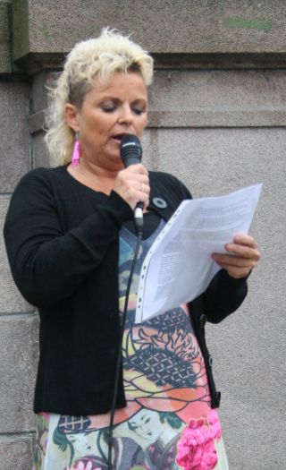SIAN-medlem Merete Hodne protesterer mot islamiseringen.