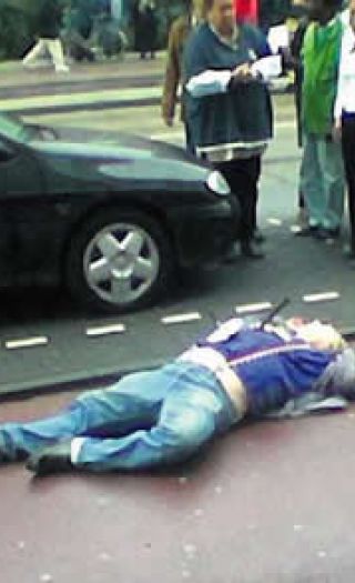 Filmskaperen Theo van Gogh ligger drept på gaten i Amsterdam, etter å ha blitt stukket ned av en muslim. På en lapp som lå ved siden av den drepte hadde morderen skrevet Koran-vers.