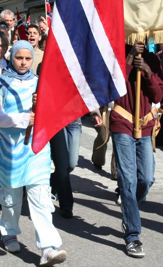 Det er allerede foreslått et halvmånesymbol i det norske flagget. Ikke rart at muslimer roper hurra for at de har fått Norge.