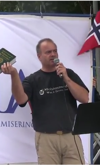 Enhver idiot kan se at dette ikke er koranen. Unntatt muslimske idioter.