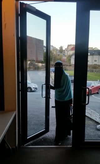 Leyla Hasic på vei inn i Islams Hus. Det forhenværende Norge.
