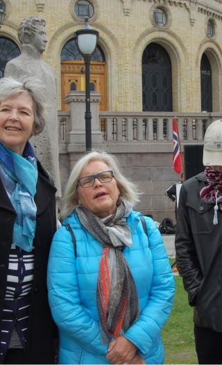 Med ryggen mot Falsen; Godfjottene vender ryggen til Grunnlovens far. Det er logisk, gitt at disse damene ved sin adferd aktivt medvirker til islamisering og innføring av sharialov.