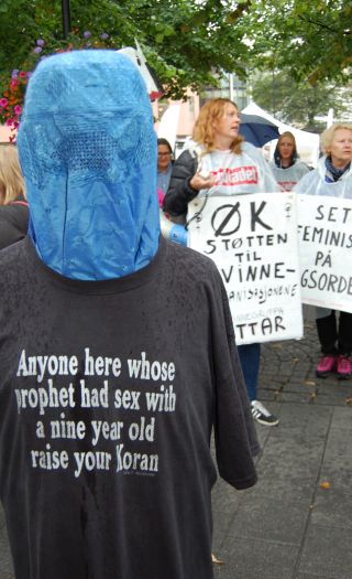 Ottar har forrådt kvinnesaken. SIAN tar kampen mot muslimsk kvinnehat. Avbildet: Barbaria bint Muhammed og Ane Stø.