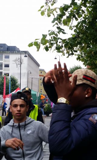 Hissige muslimer. Kompisen kunne ikke være tilstede da bildet ble tatt, da han i følge muslimen til høyre var gått hjem for å hente gønnern.