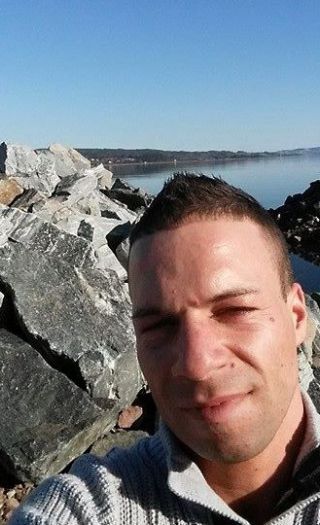 David Hansen var nøytralisert av politiet i forkant av standen, pga knivtrussel. Det hjalp lite. Det er mange som David i Gjøvik