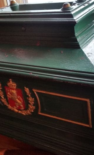 Valgurne i formannskapssalen i Drammen rådhus i islamvennlig grønnfarge.