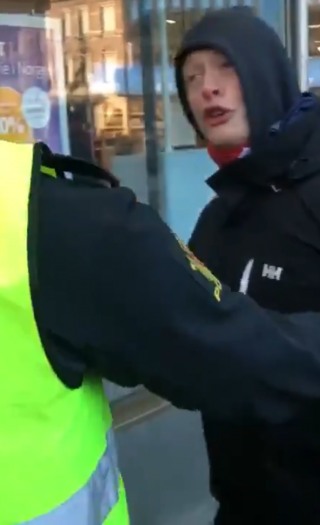 Dersom politiet ønsker å finne identiteten til voldskommunistene kan de spørre han som de arresterte i Fredrikstad 27.10.18. Han kan sees ved siden av Mirahmadi i videoklippet.
