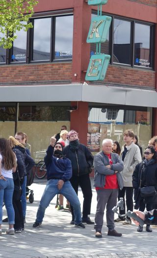 Voldelige folkefiender var møtt opp for å støtte invasjonsstyrkenes sak.