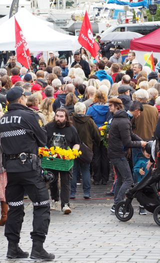 Blomster duger ikke mot folkeopplysning. Virkeligheten er den samme når blomsten er vissen.