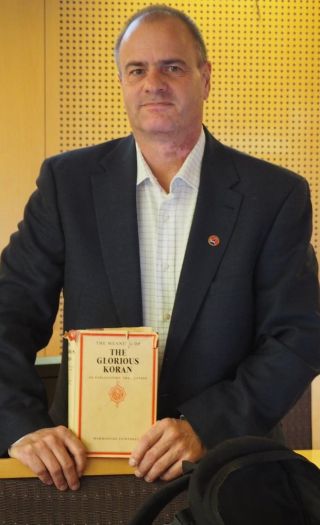 Den gloriøse koranen ble spyttet på av dommerne