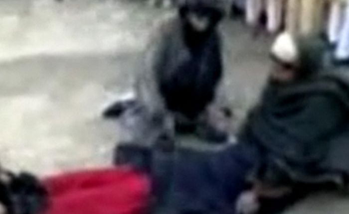 Her blir en 17 år gammel jente pisket av Talibans torturister i Swat-dalen i Pakistan. Hennes ”forbrytelse” var at hun ble observert sammen med en gutt, som hun ikke var gift med. (Foto: Liveleak)