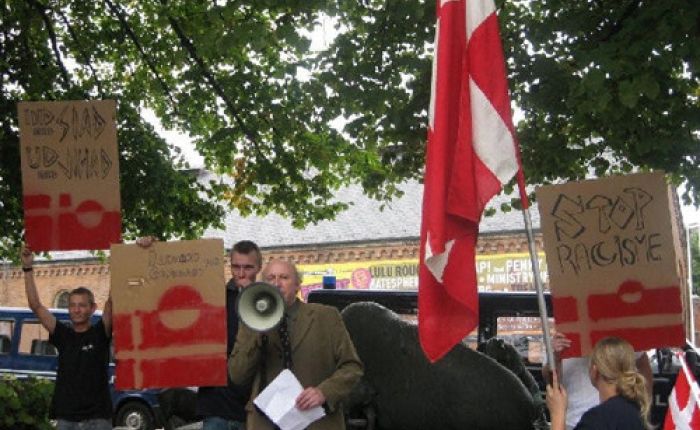 Fremmøtte demonstranter fra SIAD og SIOE viser sin støtte til grønlenderne. (Foto: SIAD)