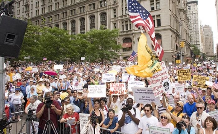 Den planlagte Ground Zero-moskeen i New York har satt sinnene i kok hos alminnelige amerikanere. Fotografiet er fra en demonstrasjon 06.06.10 mot moskébyggingen, under ledelse av SIANs amerikanske broderorganisasjon SIOA. Mer enn 10 000 mennesker deltok i demonstrasjonen. Imamen bak mosképrosjektet hevder at den amerikanske grunnloven er shariakompatibel. (Foto: Stop islamization of America (SIOA))
