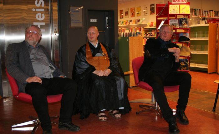 Fra venstre. Lars Gule, buddhistmunk Såzen Larsen og prest i den norske kirke, Sigvald Kruse.
