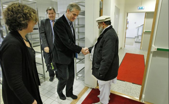 I respekt for Allah tok Jonas Gahr Støre av seg skoene da han var på moskebesøk. Sianistene viste respekt det hygieniske - ingen tilgrtising av de fine vegg- til veggteppene i moskeen - og de tok derfor overtrekkshetter på skoene.