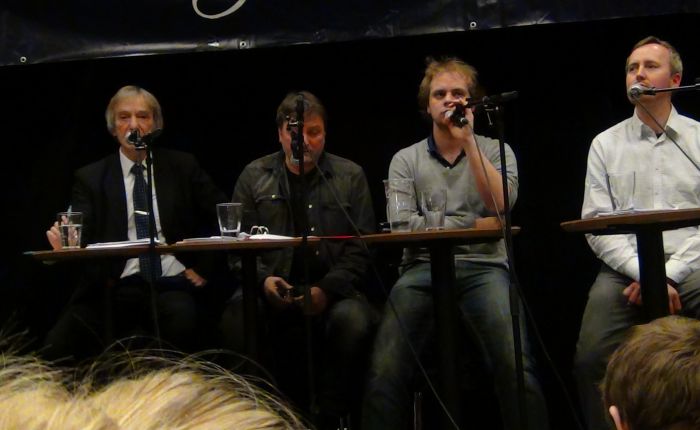 Fra debattmøtet i Studentersamfunnet i Bergen. Rune Berglund Steen (t. h.) som ville ha forbud mot SIAN fordi organisasjonen kunne utføre forbrytelser mot menneskeheten.