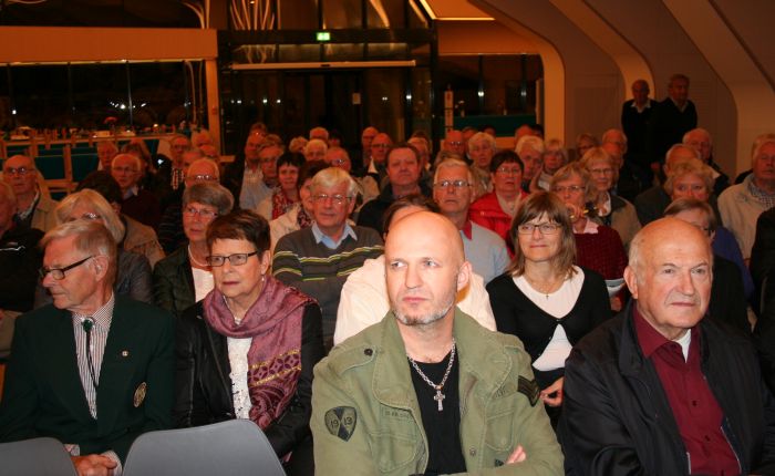 Det var fullt hus i Vennesla kulturhus i går - her var ingen motforestillinger i forhold til det bildet Hallgrim Berg tegnet.
