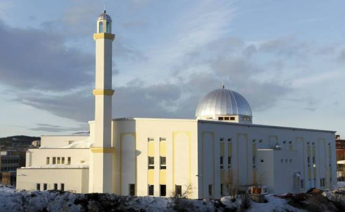 Dette er den store moskeen på Furusett som ble bygget av Ahmadiyya-muslimene. Nå skal det byges en ny stor-moske utenfor hovedstaden - og stedsvalget er blitt Kristiansand.