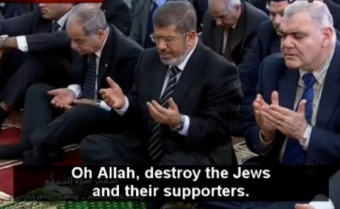 Hatet mot jødene blant muslimer har lite å gjøre med dagens politiske situasjon, men er en «arv» etter Muhammeds tid og står sterkt den dag i dag. Her representert ved den nå avsatte presidenten i Egypt, Mohamed Morsi.